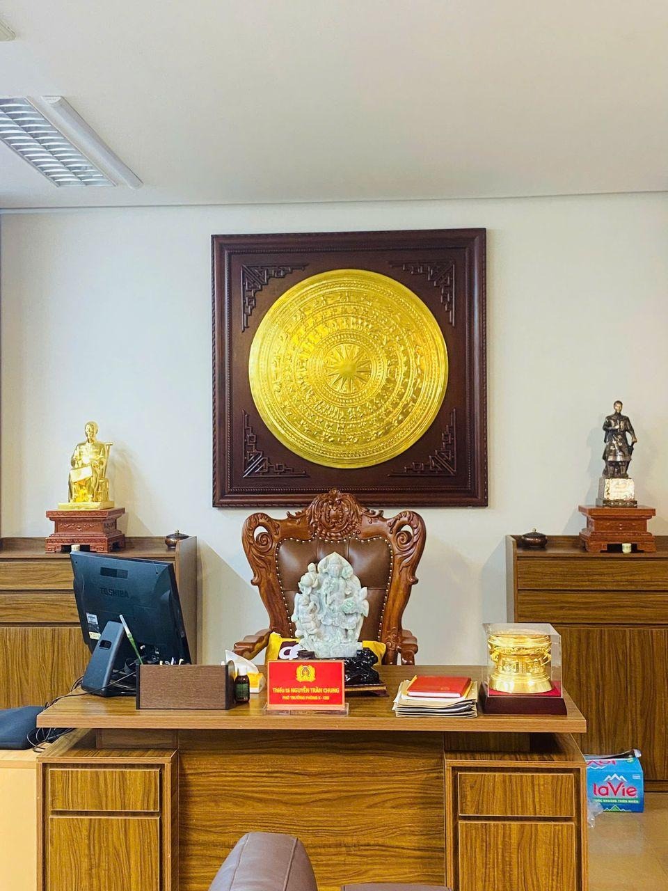 Tranh Mặt Trống Đồng Đông Sơn mạ vàng Tranh Mặt Trống Đồng Đông Sơn – món quà trang trọng mang đậm dấu ấn văn hóa Việt. — Nguồn ảnh: King Gold Art